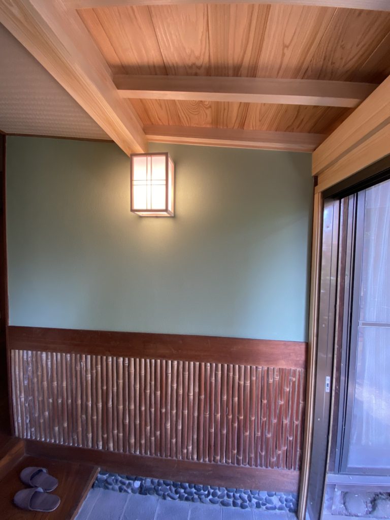 内装天井材は杉を使用しております。

イメージは、木のぬくもりを感じられるお茶屋さんをイメージしております。