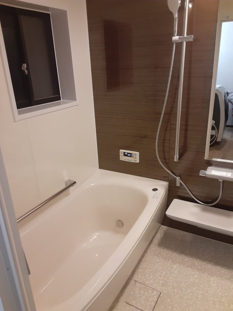 TOTOサザナ設置完了致しました。
断熱素材が備わったほっからり床・魔法びん浴槽が設置されていますので冬場の入浴も安心です。