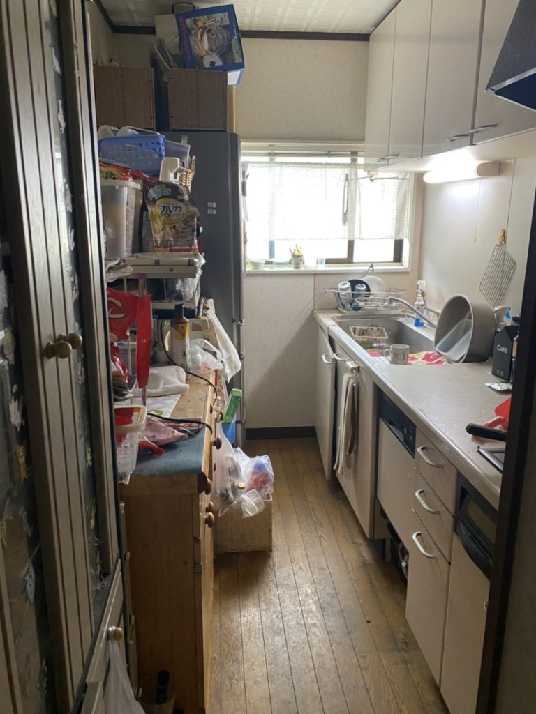 キッチンも狭く、圧迫感のある空間の中での、炊事をしないといけないような状況でした。
