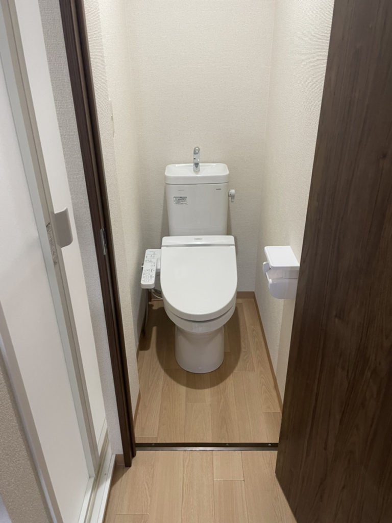 トイレはTOTO　CS340を採用させて頂きました。現在主流である節水タイプのトイレで組み合わせ式のトイレになりますので、今回は前回使用していたウォシュレットを取り付けさせて頂きました。