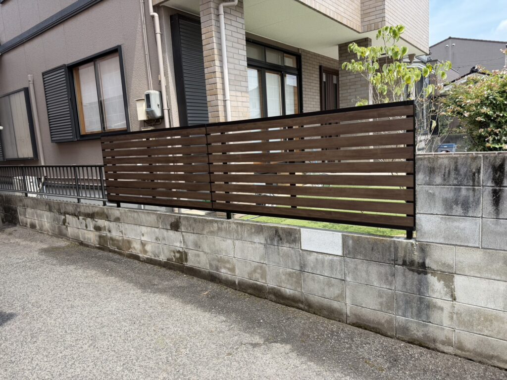 しっかり高さもありお客様の希望通り
目隠しにも問題ない施工仕上がりです。